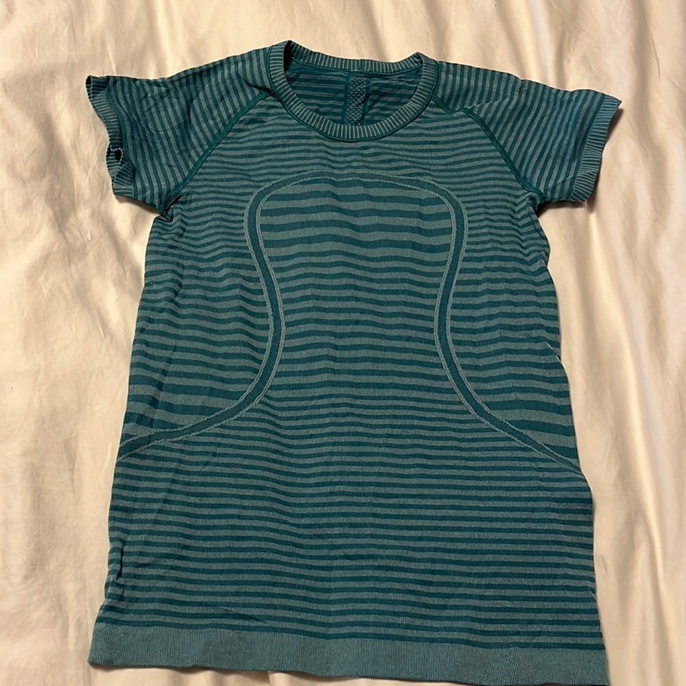 Lululemon size 6 tee